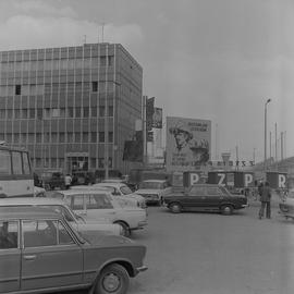 plakaty propagandowe na terenie budowy Huty Katowice