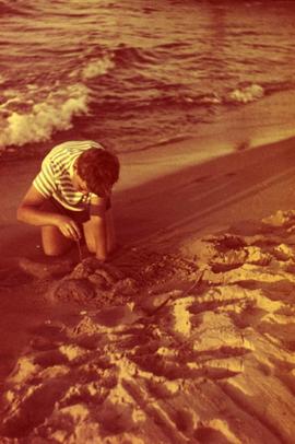 Mieczysław Piotrowski podczas zabawy na plaży