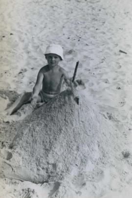 Mieczysław Piotrowski podczas zabawy na plaży