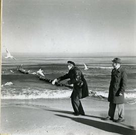 Józef Piotrowski ze znajomym na plaży