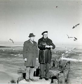 Józef Piotrowski ze znajomym na plaży