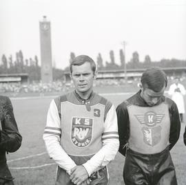 Zawodnicy na płycie Stadionu Olimpijskiego