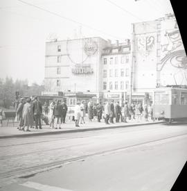 Ludzie na przystanku autobusowym