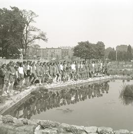 Uczennice  w Ogrodzie Botanicznym