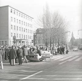 Wypadek samochodowy z udziałem karetki Pogotowia Ratunkowego na ul. Kazimierza Wielkiego we Wrocł...