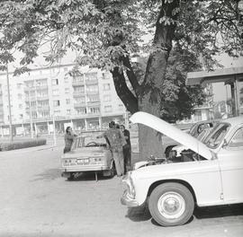 Parkujące samochody przy stacji benzynowej przed Dworcem Głównym PKP we Wrocławiu