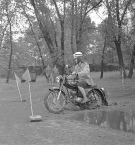 Motocyklista na torze