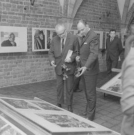 Bolesław Iwaszkiewicz zwiedzający X Ogólnopolską Wystawę Fotografii Prasowej