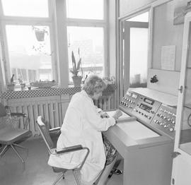 Teresa Gruszczyńska w laboratorium