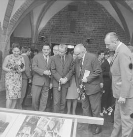 Bolesław Iwaszkiewicz zwiedzający X Ogólnopolską Wystawę Fotografii Prasowej