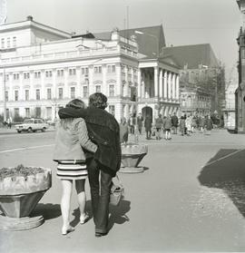 Przechodnie na ulicy Świdnickiej we Wrocławiu