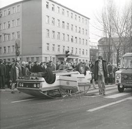 Wypadek samochodowy z udziałem karetki Pogotowia Ratunkowego na ul. Kazimierza Wielkiego we Wrocł...