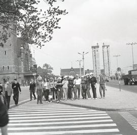 Turyści obok Dworca Głównego PKP w Gdańsku