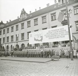 Uroczysta promocja absolwentów Wyższej Szkoły Oficerskiej Wojsk Zmechanizowanych im. Tadeusza Koś...