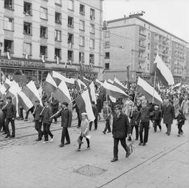 Pochód pierwszomajowy na ulicy Świerczewskiego