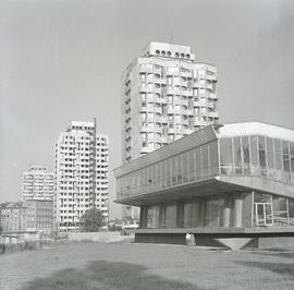 Audytorium Wydziału Chemii Uniwersytetu Wrocławskiego oraz wieżowce na pl. Grunwaldzkim we Wrocła...