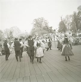 Występy zespołów folklorystycznych w amfiteatrze w Leśnicy w ramach Fabrycznego maja podczas XXI ...