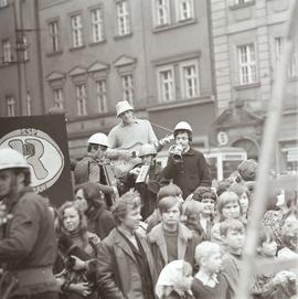 Studenci oraz młodzież na wrocławskim Rynku