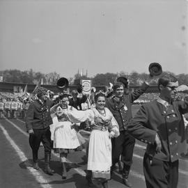 Manifestacja młodzieży z okazji 25. rocznicy kapitulacji III Rzeszy