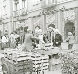 Uliczna sprzedaż warzyw i owoców