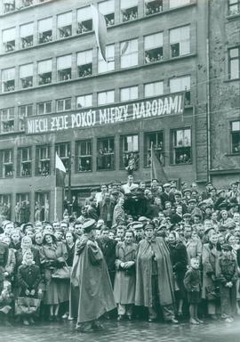 Publiczność VI Wyścigu Pokoju na wrocławskim Rynku